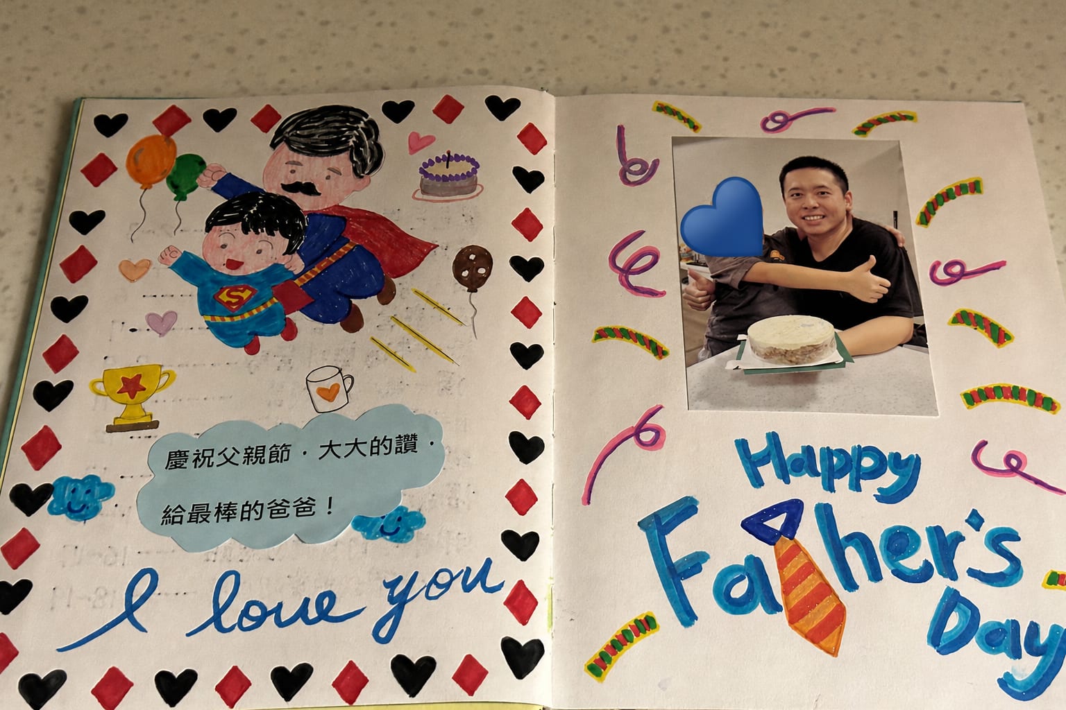 Halaman bertema Hari Ayah yang digambar tangan dalam tugas liburan musim panas anak, ditempeli sebuah foto bersama Dr. Shih Cheng-Min, wajah anak ditutup stiker untuk melindungi privasi