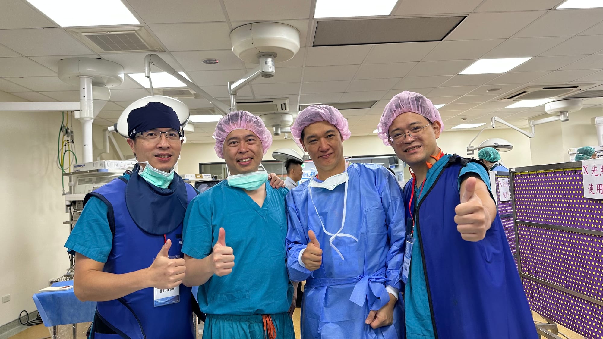Dr. Shih Cheng-Min bersama tim pengajar pada lokakarya praktik bedah kadaver di Rumah Sakit Umum Veteran Taichung