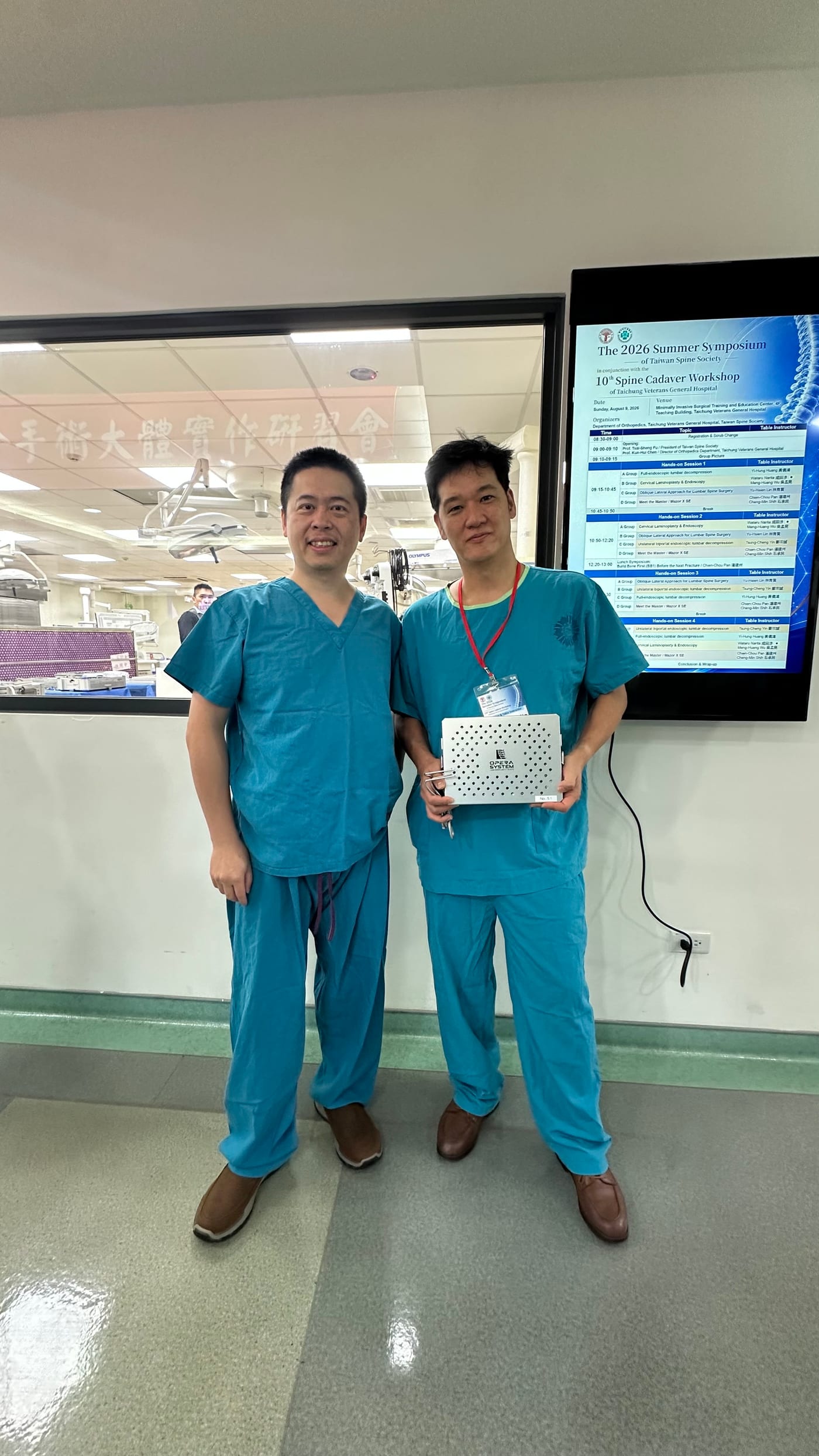 Dr. Shih Cheng-Min bersama Dr. Wataru Narita, pakar bedah tulang leher dari Jepang